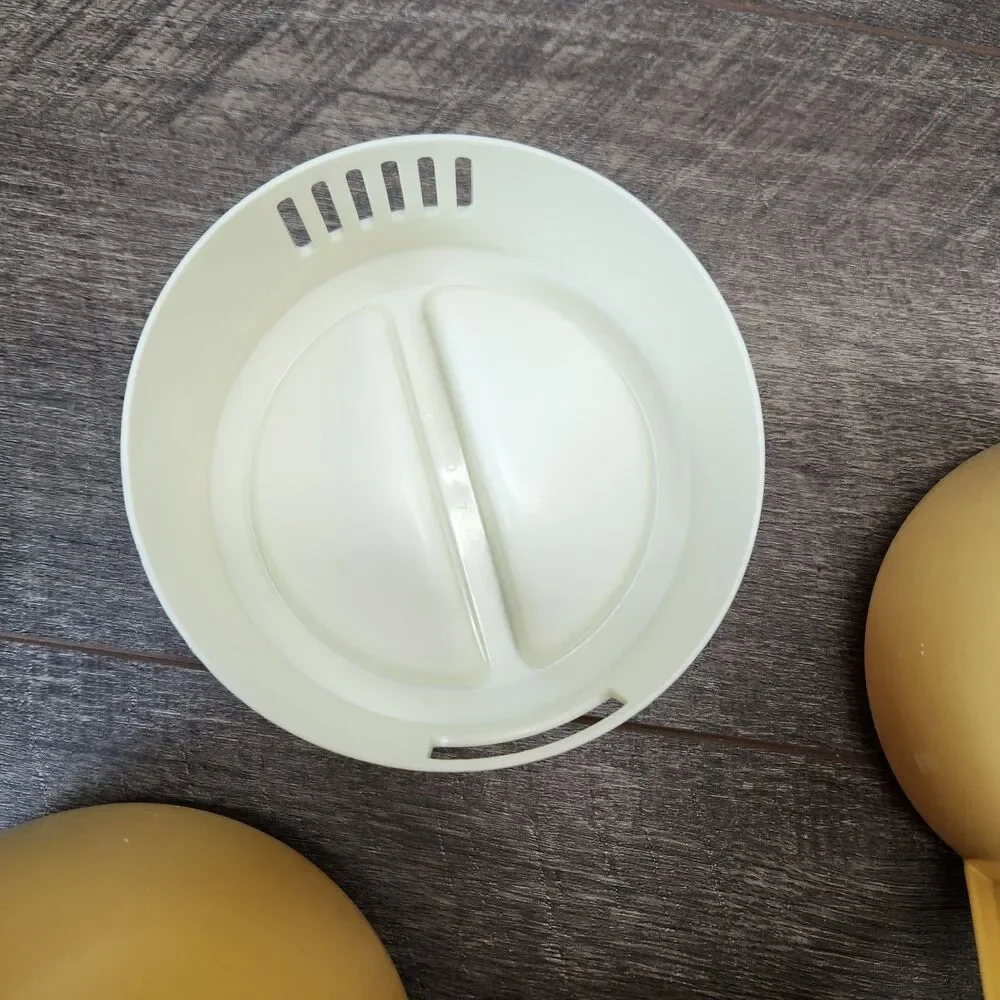 2 Vtg Rubbermaid Pitchers Harvest Gold 2 1/4 qt J2445 & 1 1/2 qt 2745 White Lids